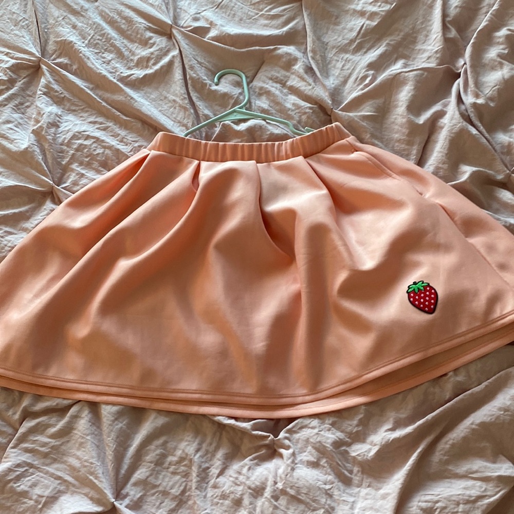 Pink pleated strawberry skirt with pocket